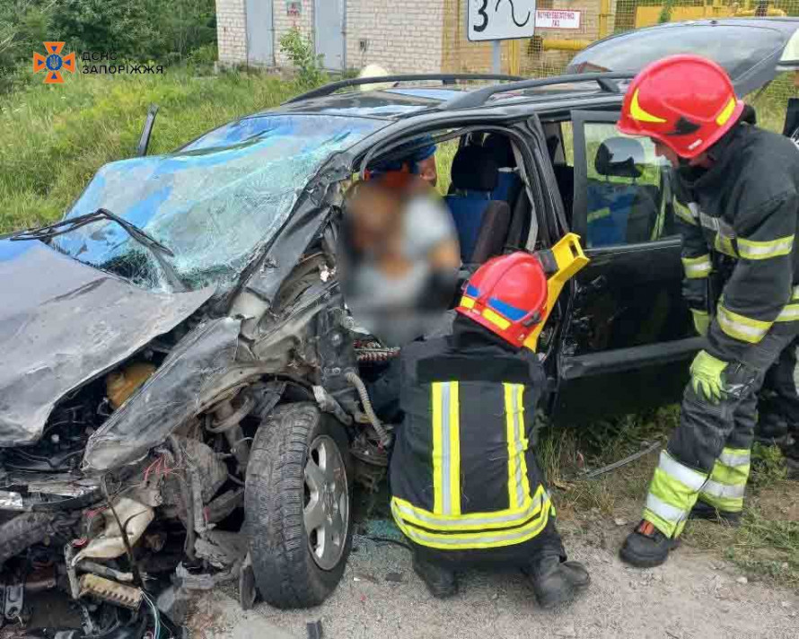 Затисло в понівеченій автівці - у Запорізькому районі сталася ДТП із постраждалими (фото)