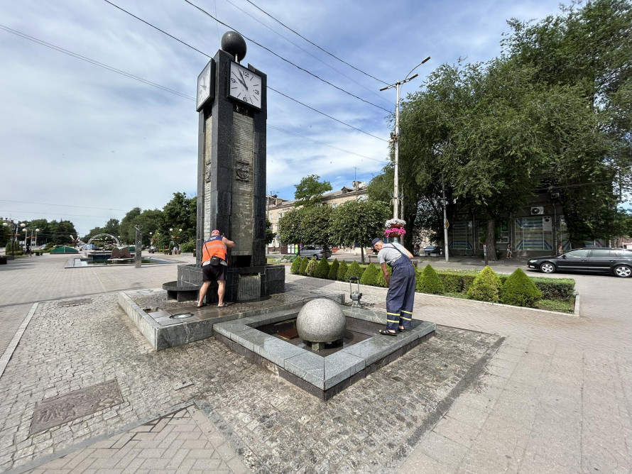 Зупиняється під час відключень - у Запоріжжі щодня налагоджують механізм "Годинника закоханих"