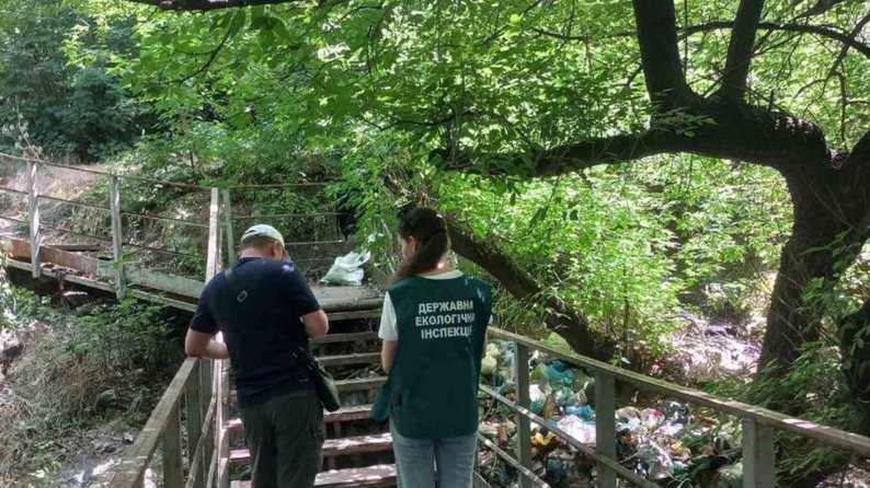 Витік невідомих речовин у річку Суха Московка в Запоріжжі: екоінспектори виявили пошкоджений трубопровід