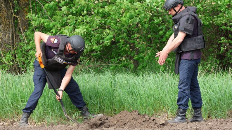 На Запоріжжі сапери знищили шість вибухонебезпечних предметів, зокрема касетні елементи від РСЗВ "Ураган" — ДСНС