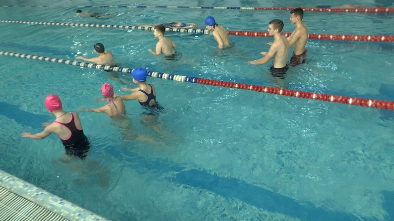 У Запоріжжі призер Олімпійських ігор Денис Силантьєв проводить реабілітацію військових плаванням