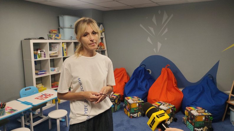 "Це не заміна шкільної програми, це додаткова допомога": у Запоріжжі відкрили освітній центр для дітей-переселенців