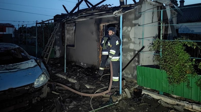 У Степногірську на Запоріжжі внаслідок обстрілу армією РФ виникла пожежа: працівники ДСНС врятували жінку