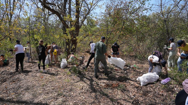 Зібрали 30 кубометрів сміття: у Запоріжжі на острові Хортиця відбулася толока