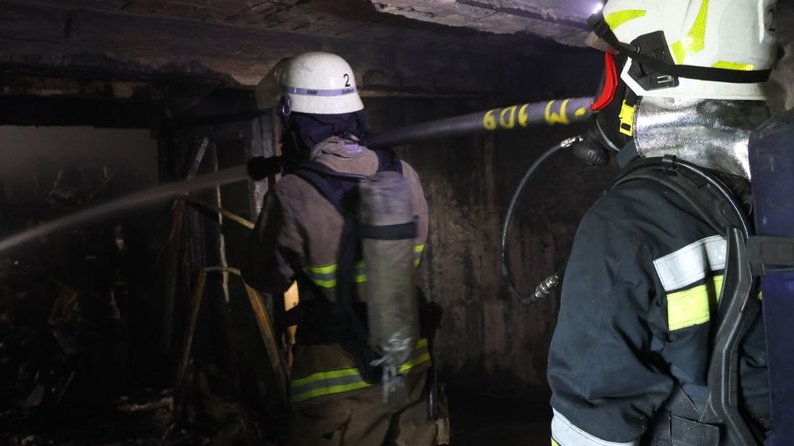 У Запоріжжі загорілися два металеві гаражі: одна людина травмувалася — ДСНС