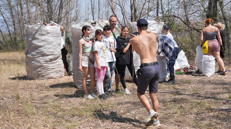 Зібрали 30 кубометрів сміття: у Запоріжжі на острові Хортиця відбулася толока