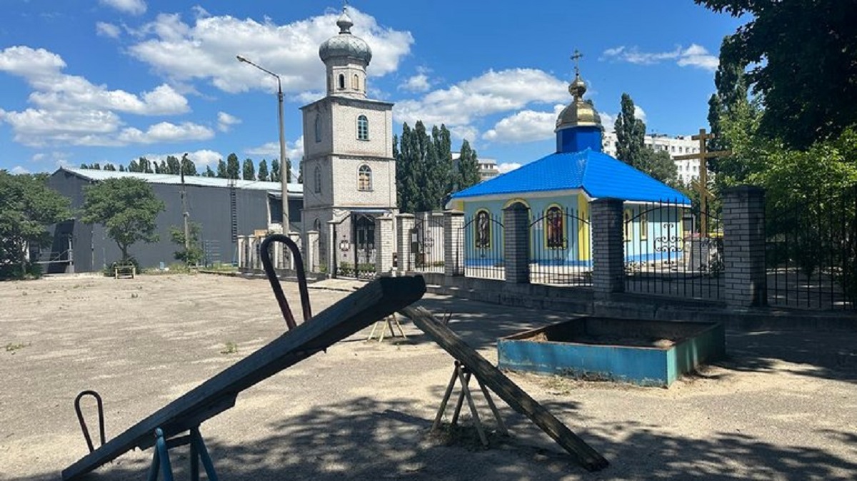 Богослужіння просто неба - як у Запоріжжі відбудовують церкву, яку зруйнувала росія