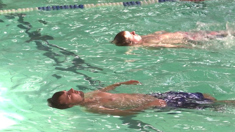 У Запоріжжі призер Олімпійських ігор Денис Силантьєв проводить реабілітацію військових плаванням