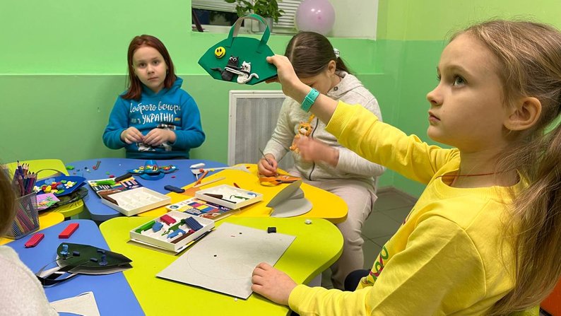 "Це не заміна шкільної програми, це додаткова допомога": у Запоріжжі відкрили освітній центр для дітей-переселенців