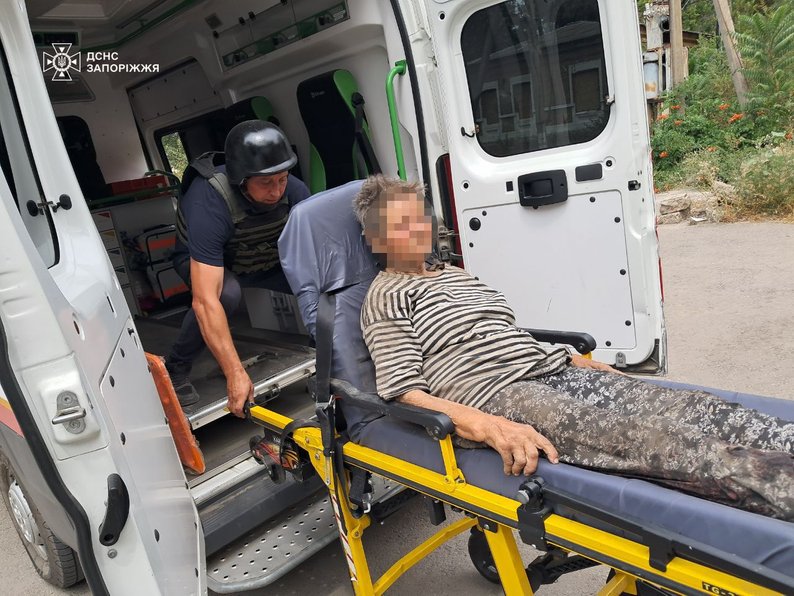 На Запоріжжі внаслідок обстрілів РФ одна людина дістала поранення, ще одну врятували — ДСНС