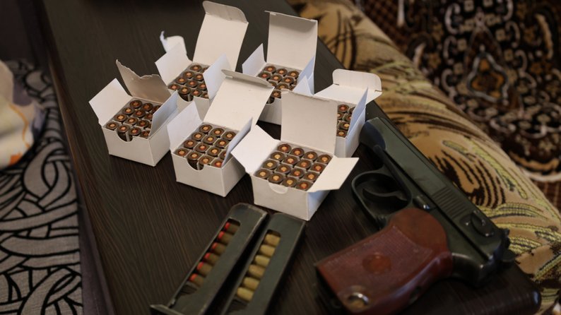 Продавав зброю та боєприпаси: у Запоріжжі правоохоронці затримали чоловіка та повідомили про підозру