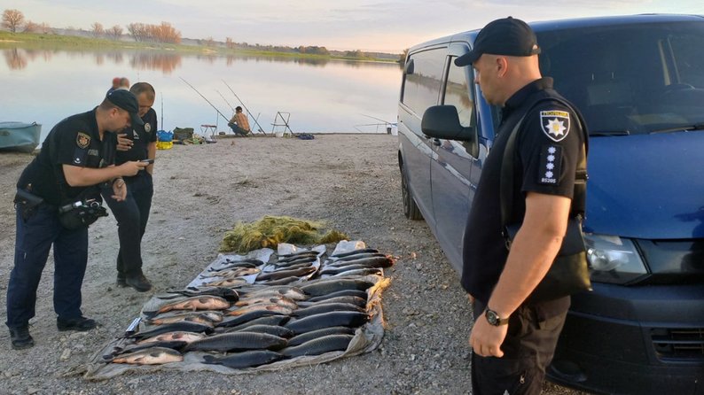 На 500 тис. грн незаконно наловив риби та намагався дати хабаря поліцейським: у Запоріжжі виявили порушника