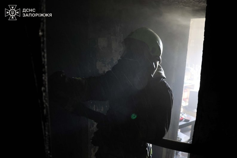 У Запоріжжі під час пожежі в багатоповерхівці врятували двох дітей та чоловіка — ДСНС