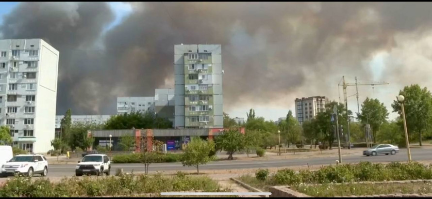 Енергодар у диму – поблизу міста в Запорізькій області вже третю добу палає лісопаркова зона (фото)