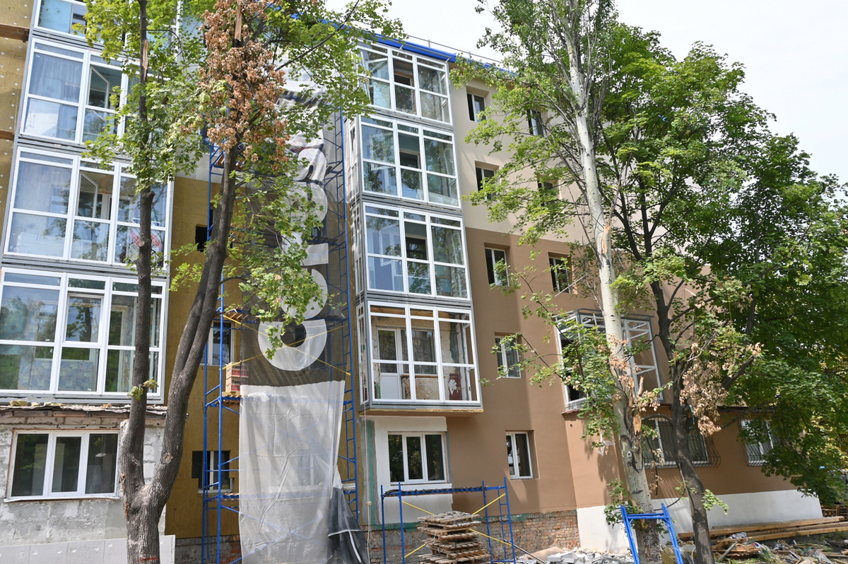 Енергоефективність, нові вікна та балкони - зруйновану багатоповерхівку в центрі Запоріжжя відбудовують за сучасними стандартами (фото)