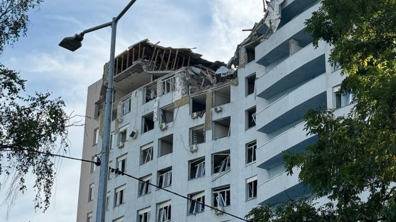 "Це диво, що ми вціліли": спогади переселенки з Бердянська, яка проживала в Києві в будинку, який зруйнувала ракета РФ