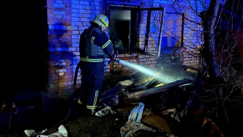 У Запорізькому та Пологівському районах внаслідок обстрілів РФ сталося чотири пожежі — ДСНС