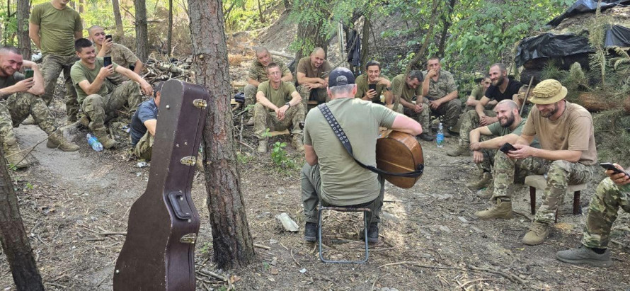 Концерт воєнного часу – у Запоріжжі відбувся неймовірний виступ Арсена Мірзояна з аукціоном на підтримку ЗСУ (фото)