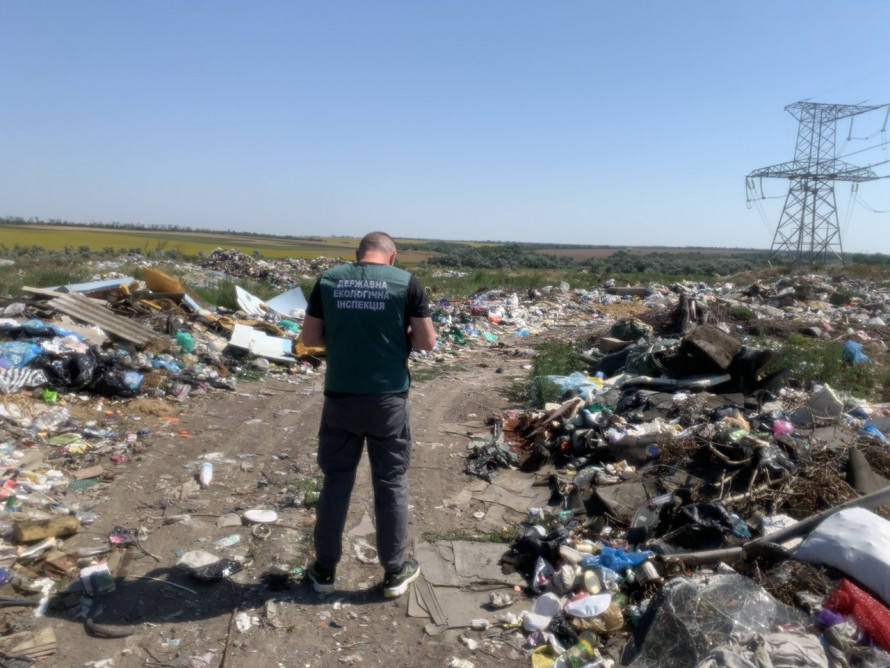 Масштаби шокують - між двома селами в Запорізькому районі утворилося велике сміттєзвалище (фото)