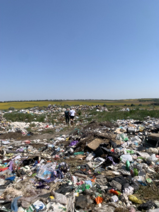 Масштаби шокують - між двома селами в Запорізькому районі утворилося велике сміттєзвалище (фото)