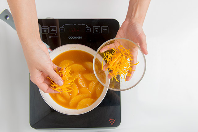 Млинці з апельсиновою карамеллю – відома шеф-кухарка розповіла, як приготувати