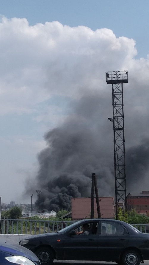 На Центральному ринку в Запоріжжі пролунали вибухи - зайнялася сильна пожежа (фото, відео)
