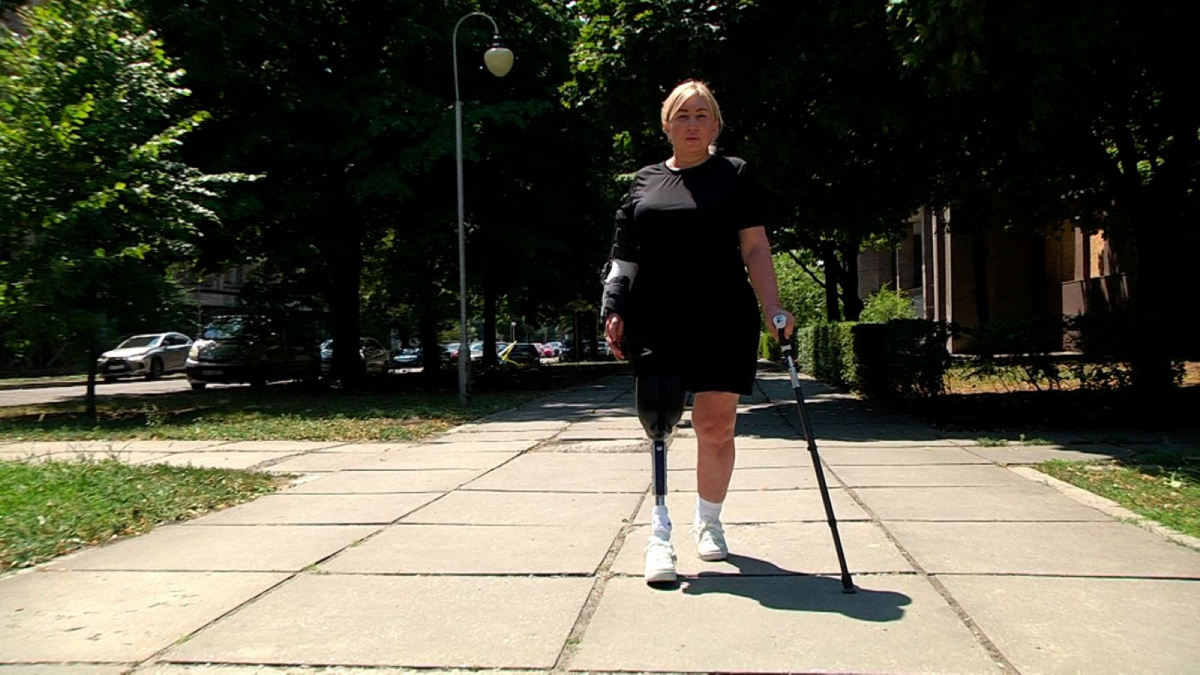 "Ноги почали на ходу розриватися" - вчителька із Запорізької області втратила кінцівку внаслідок ракетного удару (відео)