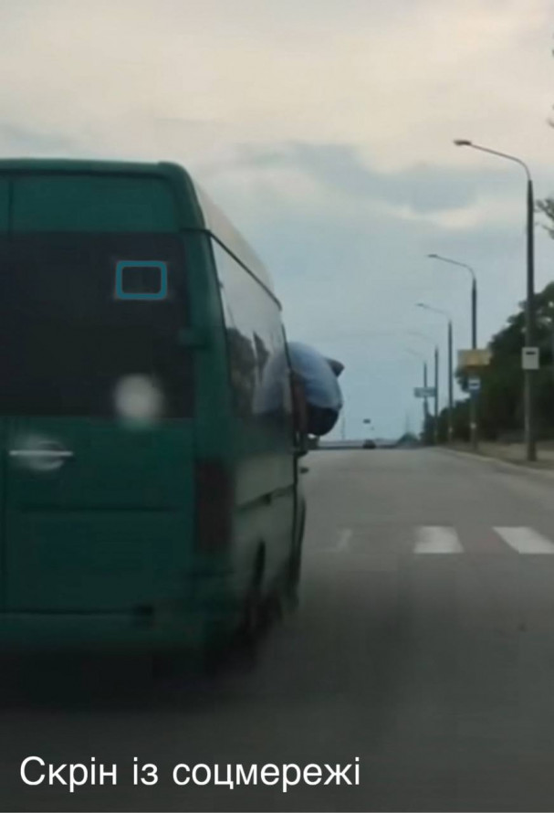 Пасажир ледь не випав у вікно - у Запоріжжі розшукали водія маршрутки, який прославився в соцмережах