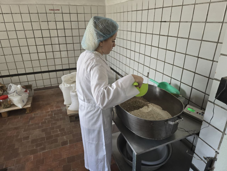 Печиво та незвичайні хлібці - мешканець Запоріжжя відкрив власну пекарню під час війни (фото)
