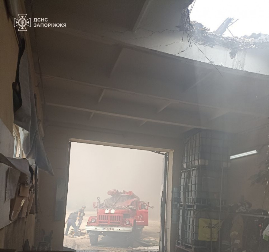 Пряме влучання - росіяни обстріляли пожежно-рятувальну частину в Запорізькій області (фото)