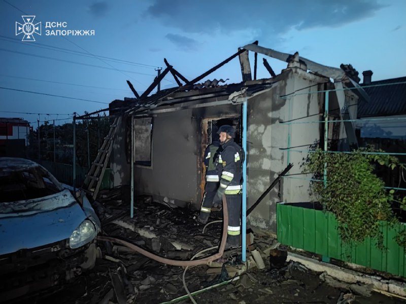 У Степногірську внаслідок ворожих обстрілів загорілись квартири та магазин - надзвичайники врятували жінку 