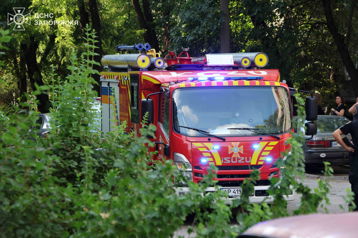У Запоріжжі під час пожежі багатоповерхівки евакуювали дітей та винесли чоловіка