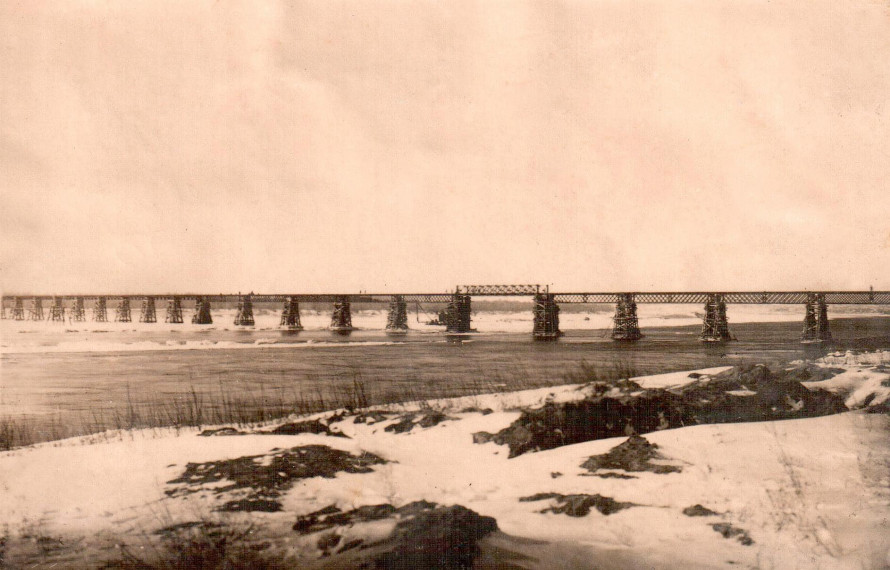 У Запоріжжі впав рівень води у Дніпрі - добре видно залишки дерев'яних мостів 1944 року (фото)