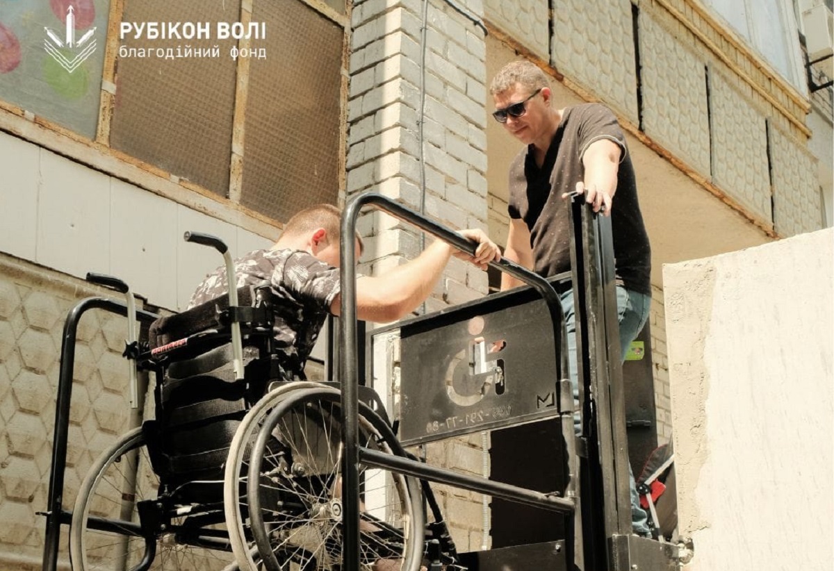 У запорізькій багатоповерхівці встановили підйомник для ветерана, що пересувається на кріслі колісному (фото, відео)