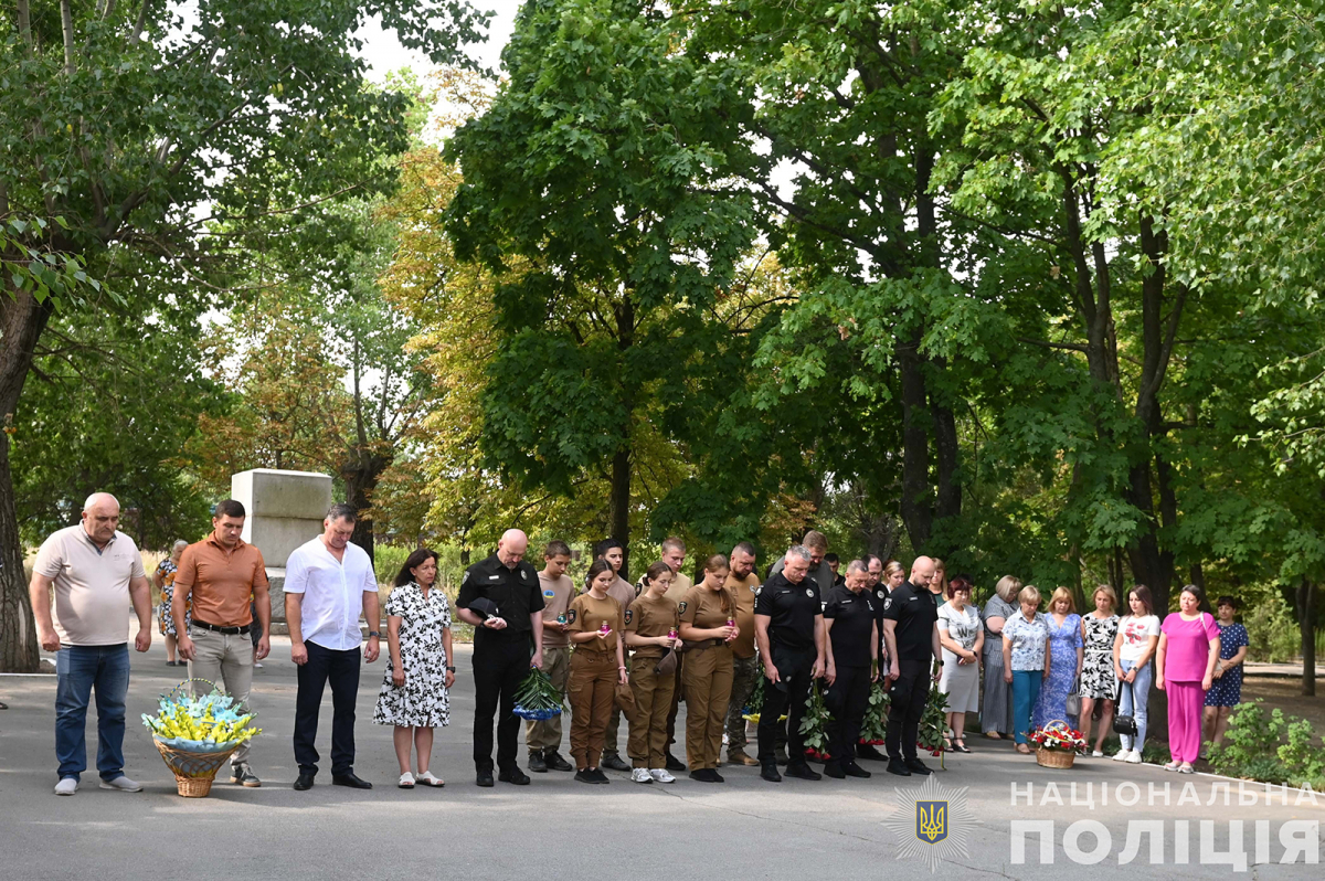 У Запорізькій області відкрили меморіальну дошку на честь загиблого поліцейського Артема Ткаченка (фото)