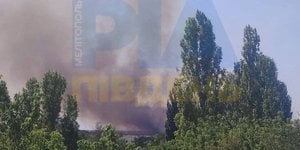 Дим, що піднімається над аеродромом окупантів у Мелітополі (Фото:РІА Мелітополь via Telegram)