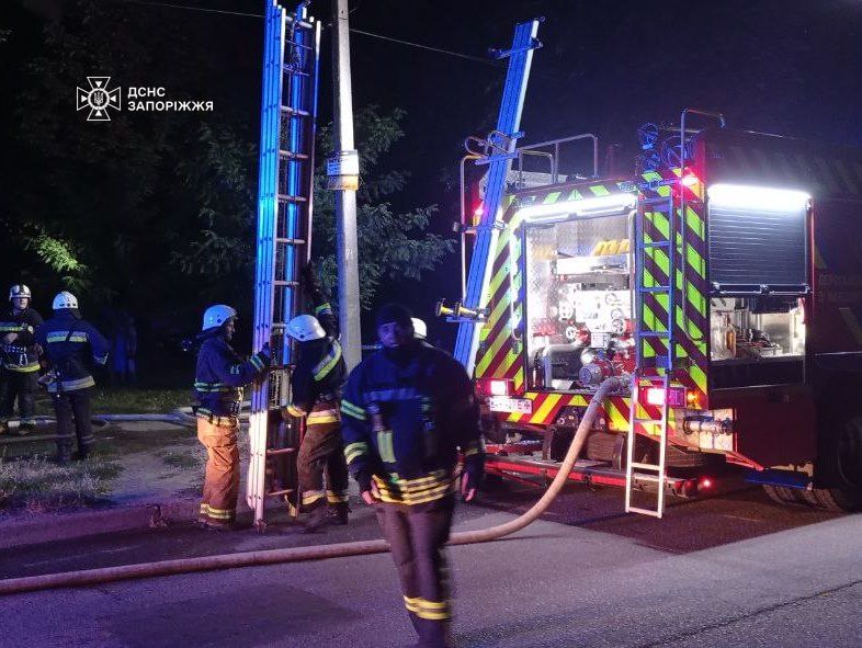 Загорілася квартира - у Запоріжжі з палаючої багатоповерхівки врятували чотирьох жінок (фото)