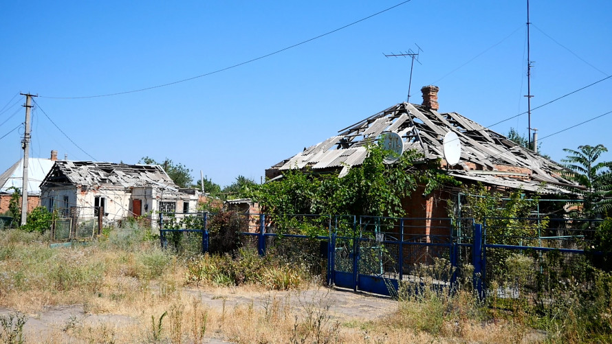 Жодного вцілілого будинку - мешканці Оріхова щоденно живуть під обстрілами понад два роки (фото, відео)