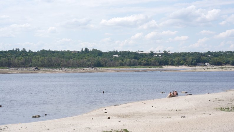 У Запоріжжі в обмілілому Дніпрі оголилися острови та коси, які були під водою 70 років: що відомо