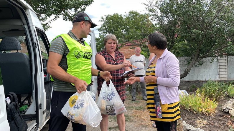 "Інколи буває, що попадаємо під обстріли": як волонтери розвозять гуманітарку жителям прифронтових громад на Запоріжжі