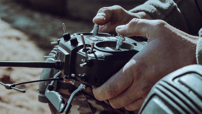 На Запорізькому напрямку прикордонники за допомогою FPV-дронів знищили дві автівки армії РФ