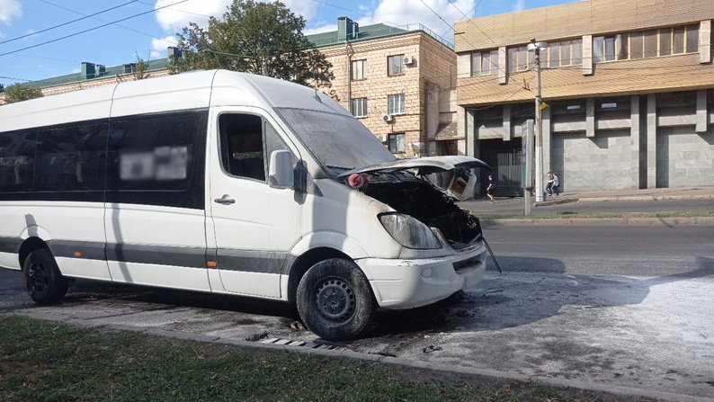 Загорілася маршрутка: у середмісті Запоріжжя сталася пожежа — ДСНС