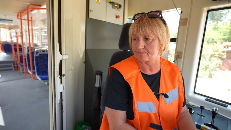 "Цю професію треба любити": історія жінки із Запоріжжя, котра понад 30 років працює водійкою трамвая