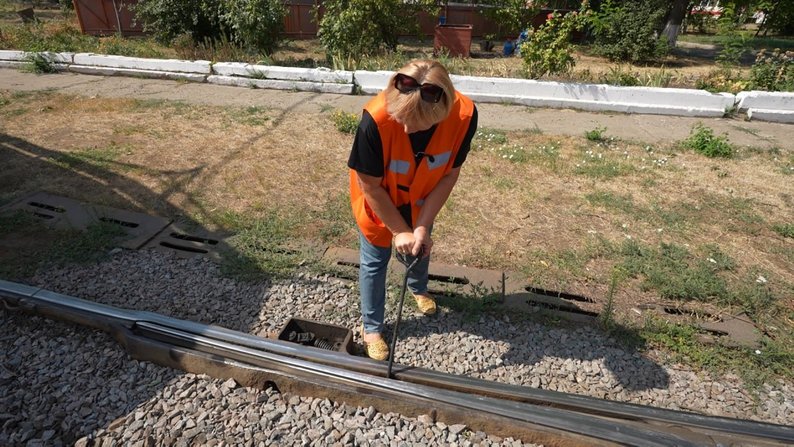 "Цю професію треба любити": історія жінки із Запоріжжя, котра понад 30 років працює водійкою трамвая