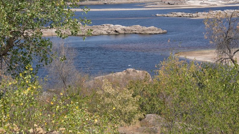 У Запоріжжі в обмілілому Дніпрі оголилися острови та коси, які були під водою 70 років: що відомо