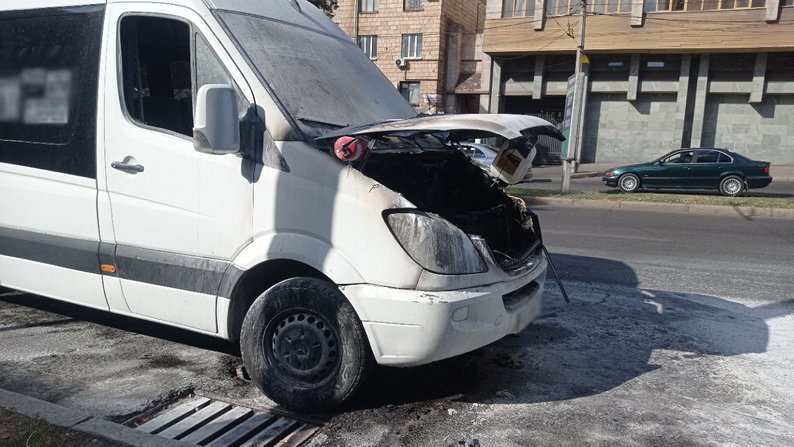 Загорілася маршрутка: у середмісті Запоріжжя сталася пожежа — ДСНС