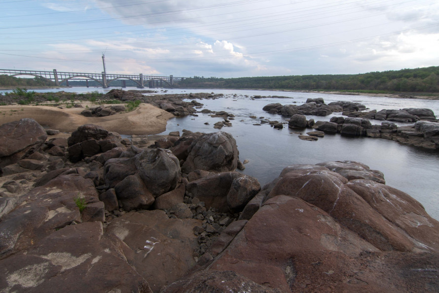 Нові пороги - як виглядає обмілілий Дніпро в районі знаменитих "Трьох щогл" на Хортиці (фото)