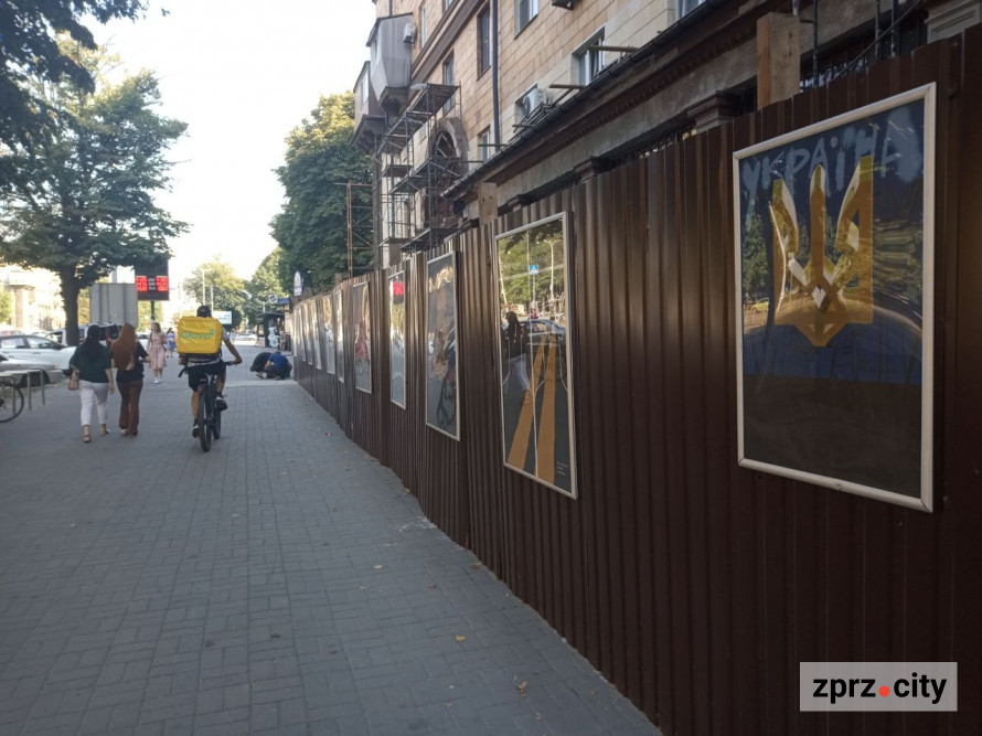 Полтавська художниця показала на вулицях Запоріжжя емоційні плакати воєнного часу - фото