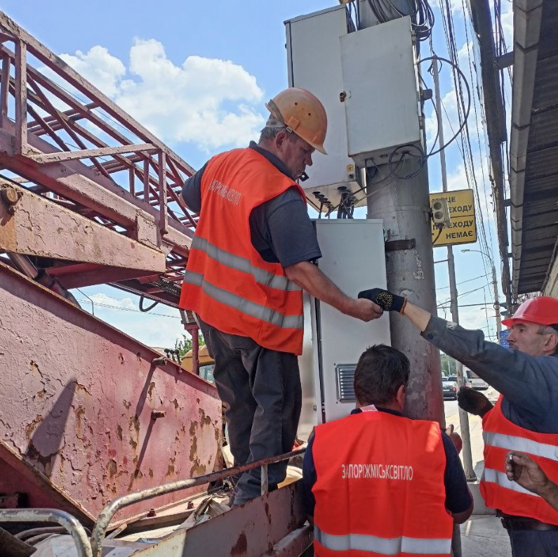 Працюють і без світла - у Запоріжжі світлофори продовжують облаштовувати джерелами живлення (фото)