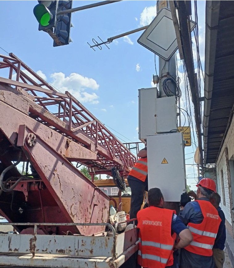 Працюють і без світла - у Запоріжжі світлофори продовжують облаштовувати джерелами живлення (фото)